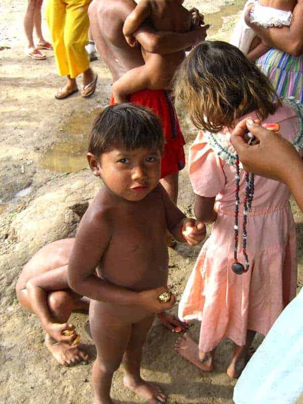 Kind der Warao Indianer