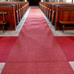 Roter Teppich über Kreuz in der Kirche