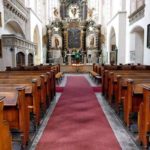 Roter Läufer zum Altar