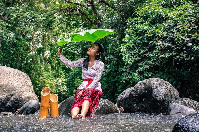 Frau in Bali bei Regen