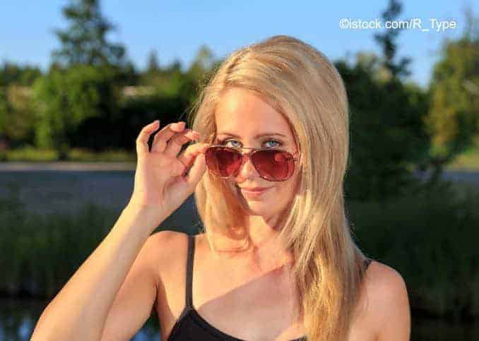Augenschutz Frau mit Sonnenbrille im Sommer