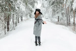 Warm durch den Winter - Frau im Schnee