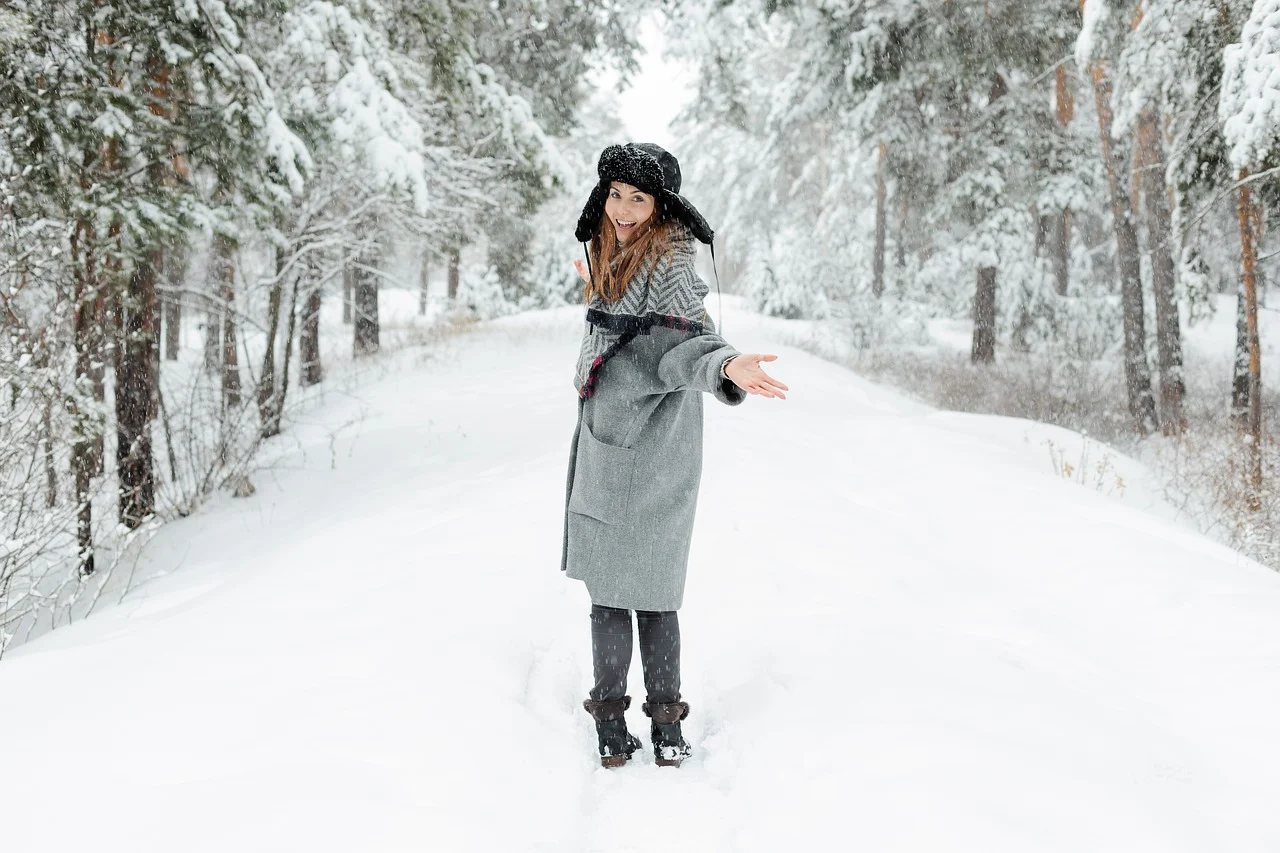 Warm durch den Winter – Frau im Schnee