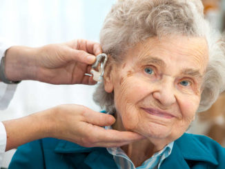 Frau beim Hörgerät einstellen ©HayDmitriy/depositphotos.com