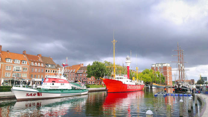 Schiffe in der Hafenstadt Emden