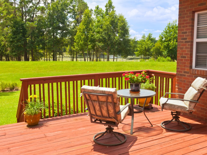 Terrasse aus Holz / ©TallyPic/depositphotos.com