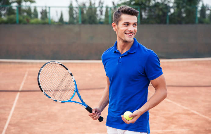 Tennisspieler mit Poloshirt 