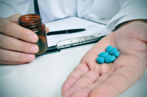 10 Alternativen zu Viagra® Arzt mit Blauen Pillen