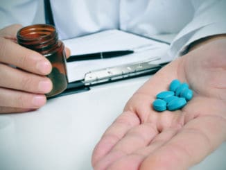 Arzt mit Blauen Pillen