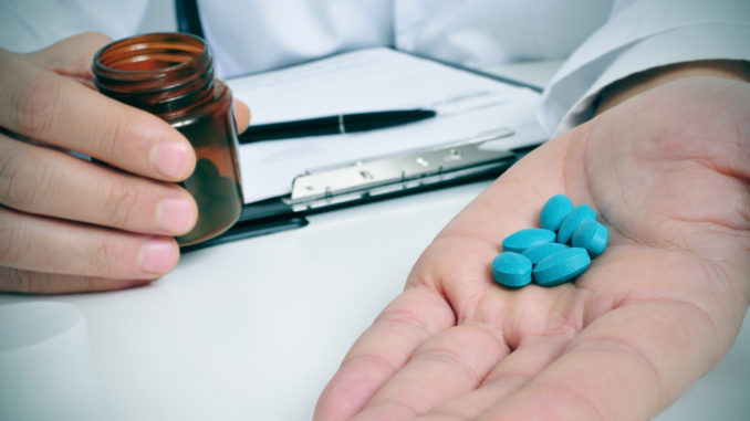 10 Alternativen zu Viagra® Arzt mit Blauen Pillen