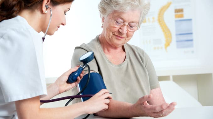 Blutdruck messen bei älterer Frau