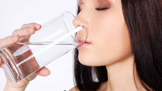 Wasser trinken aus der Leitung