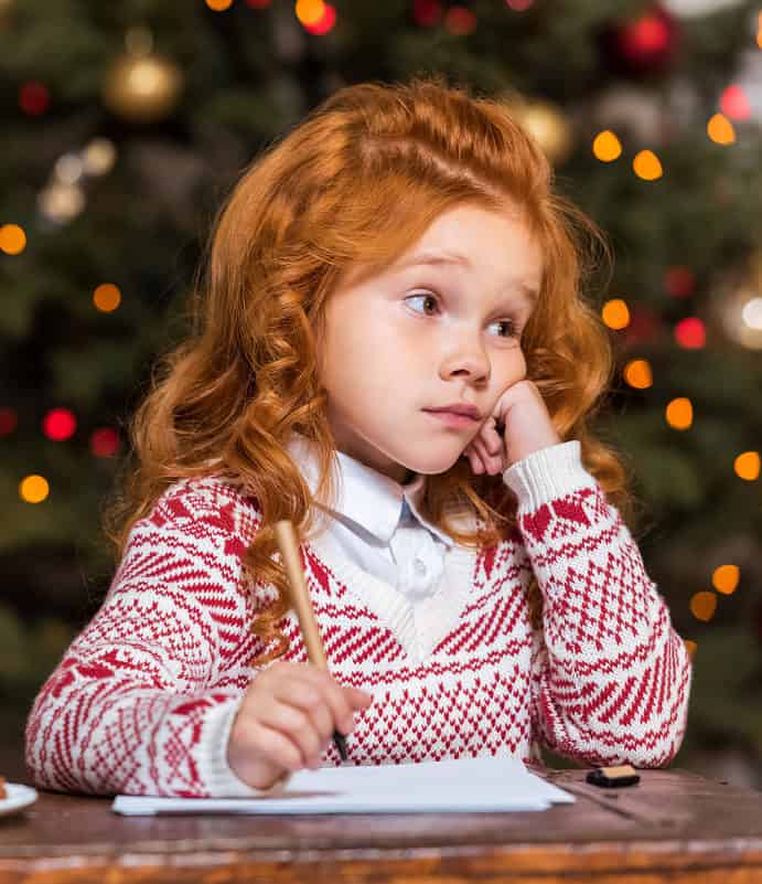 Kind schreibt Weihnachtskarte 