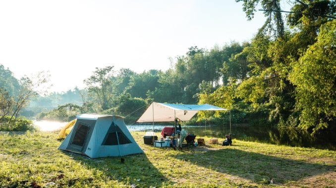 Campingplatz am Wasser mit Zelt