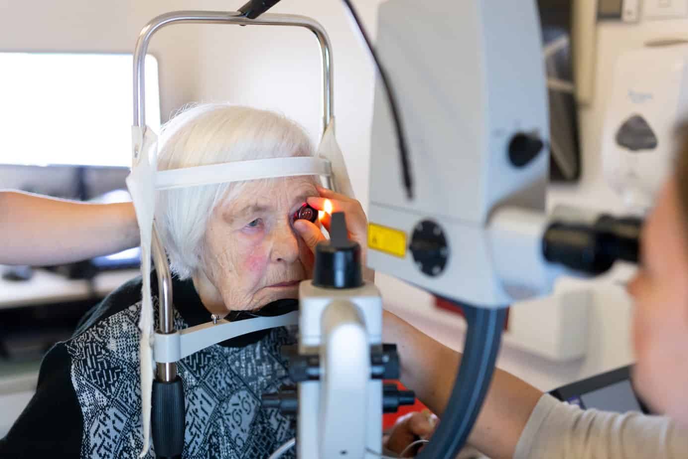 Seniorin bei Augenlaser-Operation 