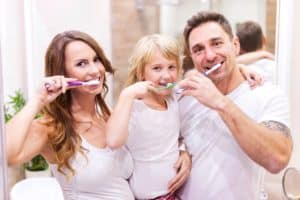 Familie beim Zähne putzen