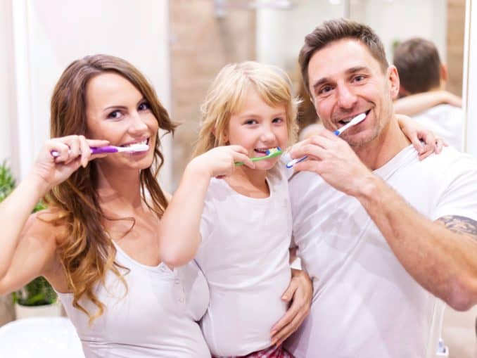 Familie beim Zähne putzen