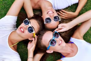 Junge Frauen mit Sonnenbrille
