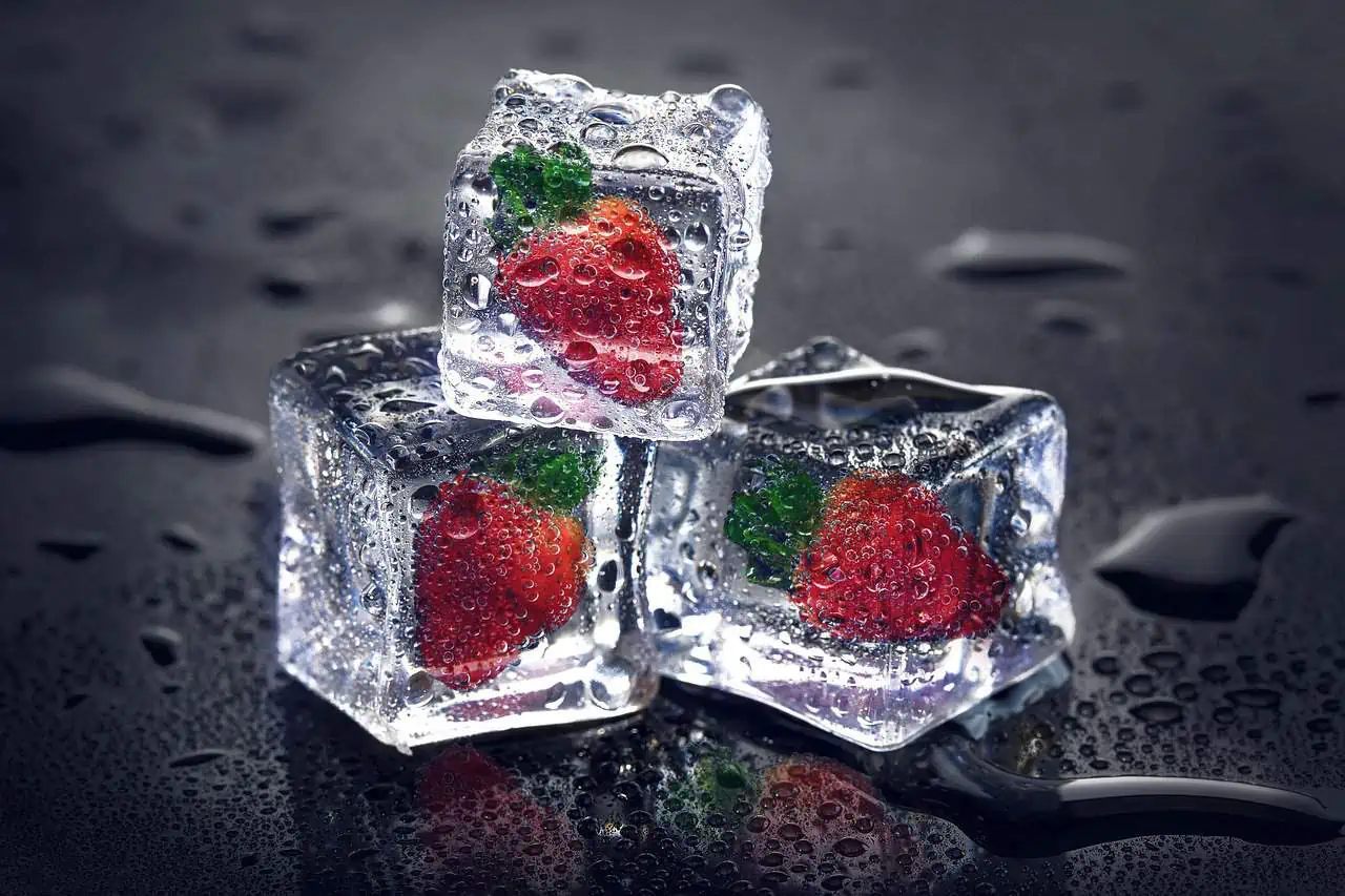 Eiswürfel mit Erdbeeren