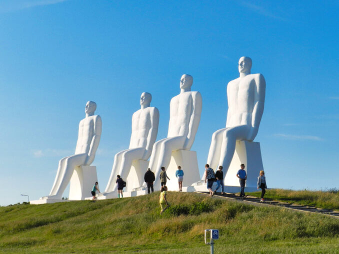 Menschen am Meer in Dänemark