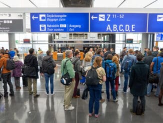 Fluggäste im Flughafen Frankfurt