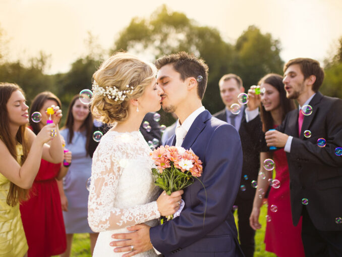 Verliebt, verlobt, verheiratet: Mit diesen Ideen wird Ihre Hochzeit ein voller Erfolg! Frisch vermähltes Hochzeitspaar