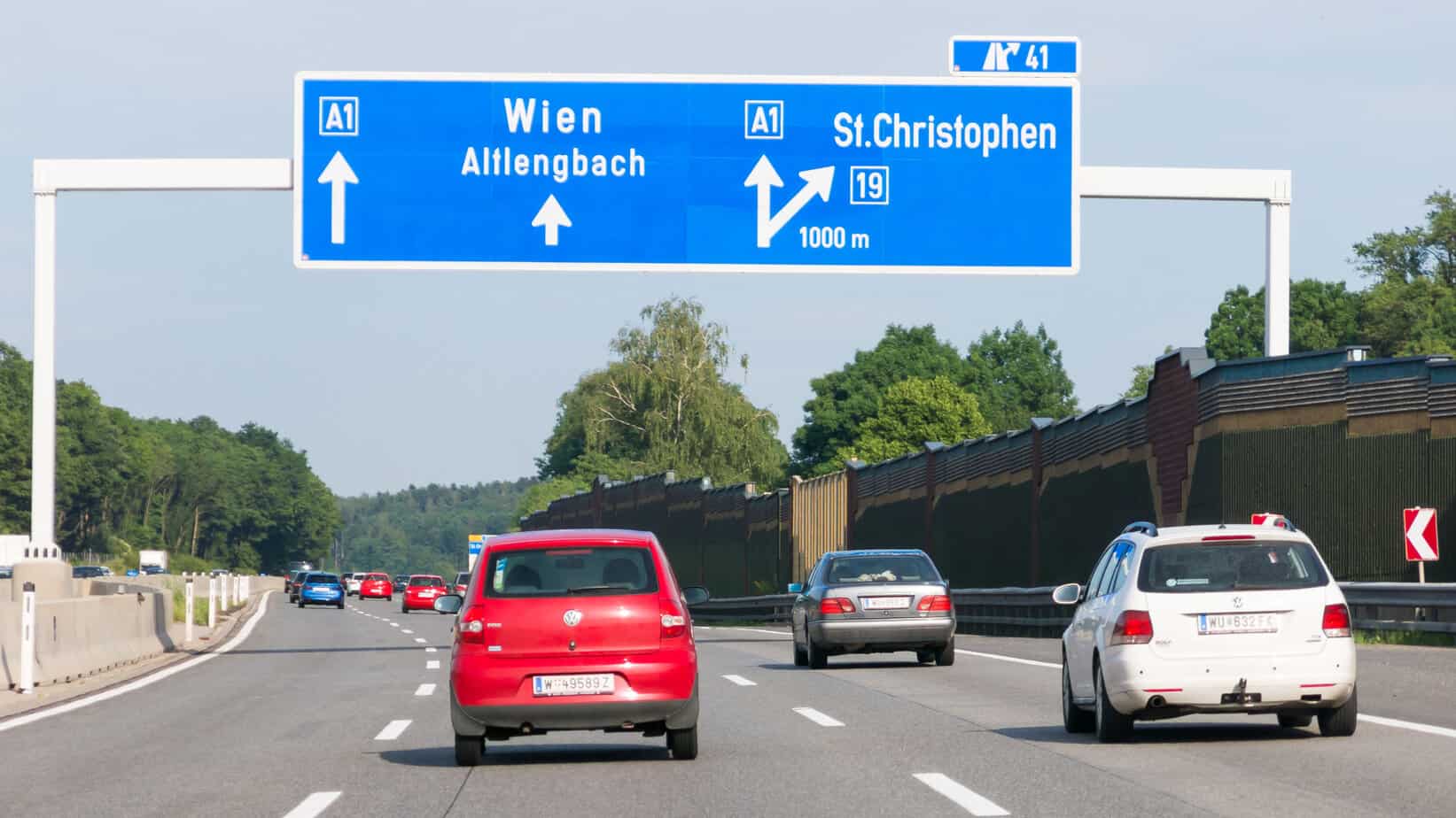 Autos auf der Autobahn in Österreich 