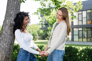 Onlinedating: Eine Chance für lesbische Beziehungen? Lesbische Frauen halten sich die Hände