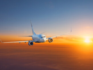 Flugzeug am Morgenhimmel bei Sonnenaufgang