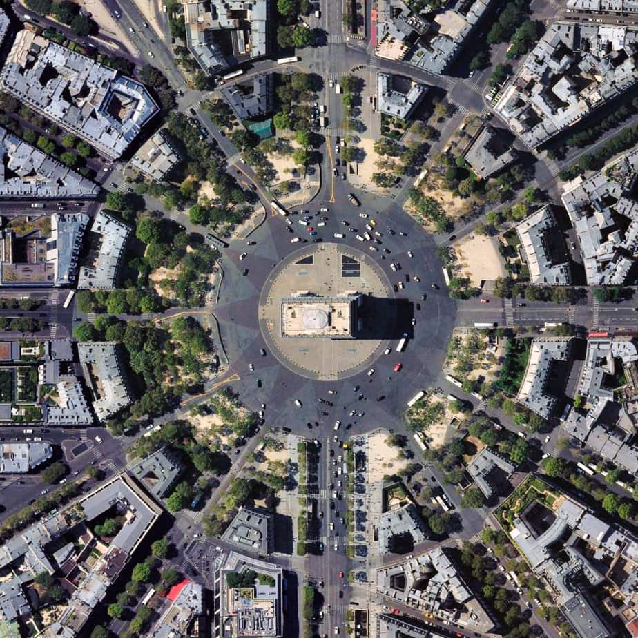 Zwölf Avenuen gehen sternförmig vom Arc de Triomphe aus Bild: Institut national de l’information géographique et forestière / Licence Ouverte