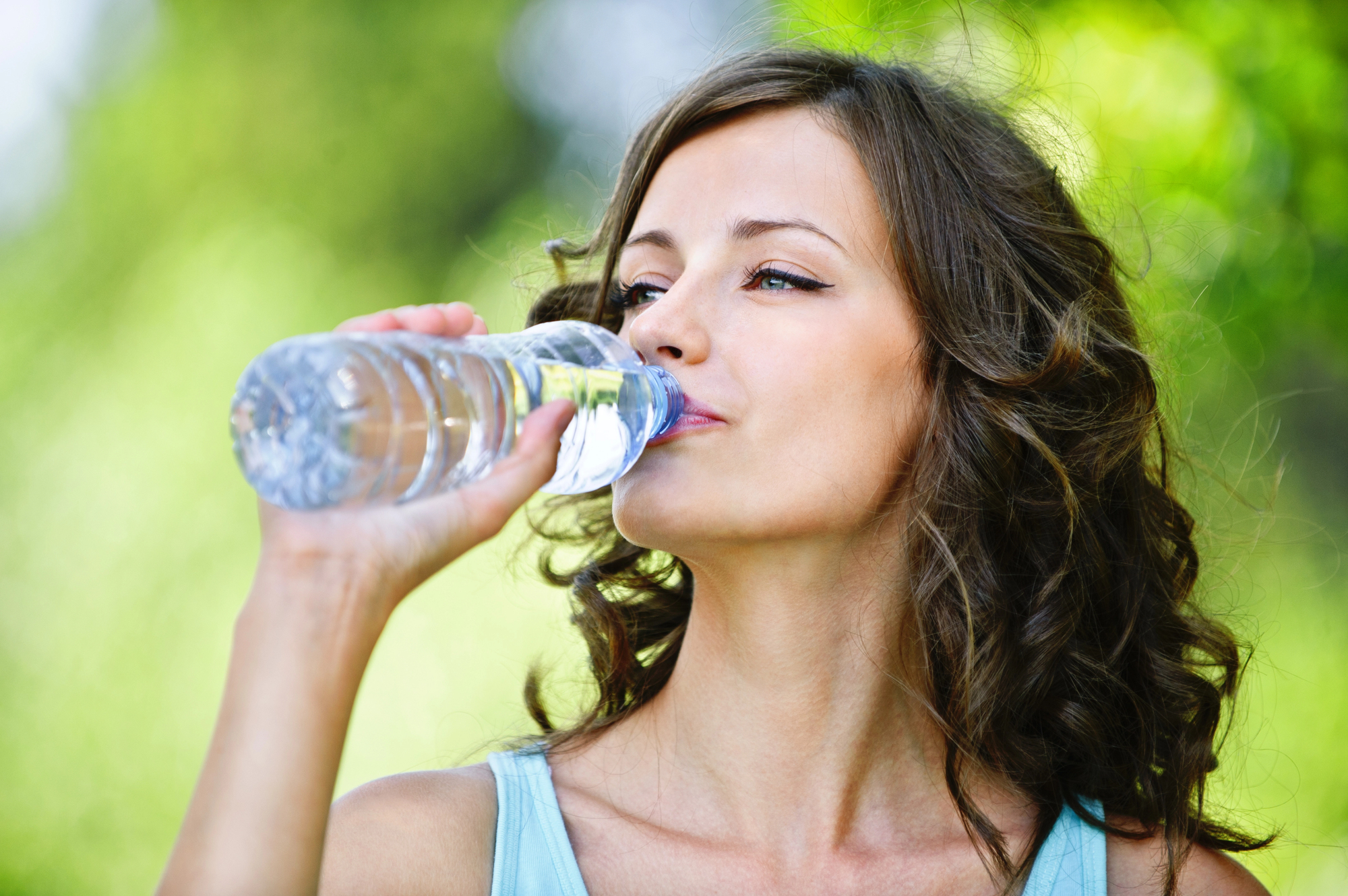 Wasser trinken im Sommer