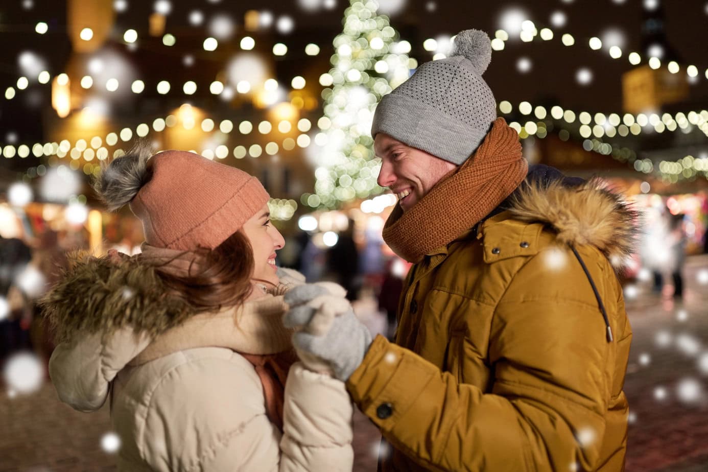 Glückliches Paar zu Weihnachten