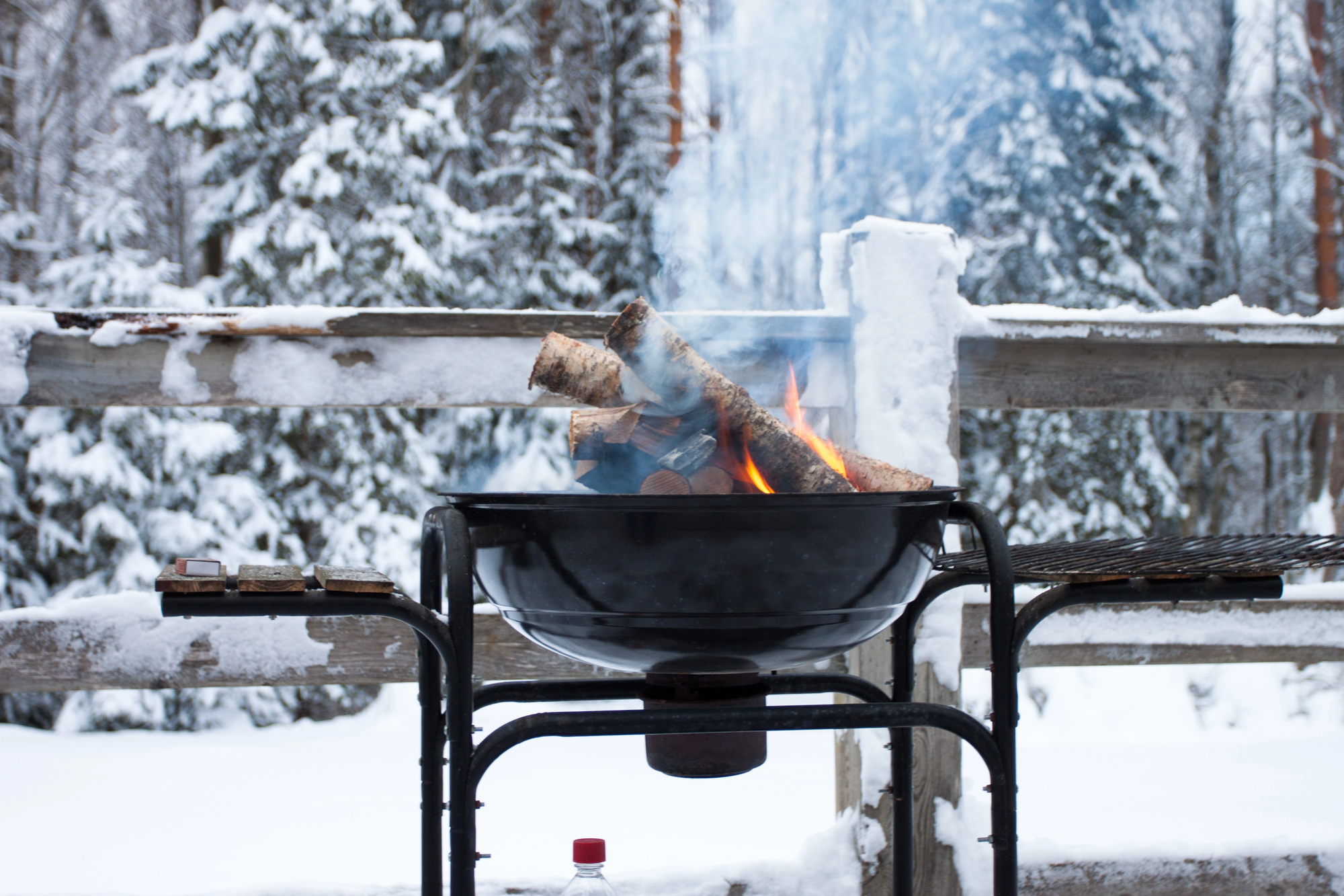 Grill im Winter im Garten