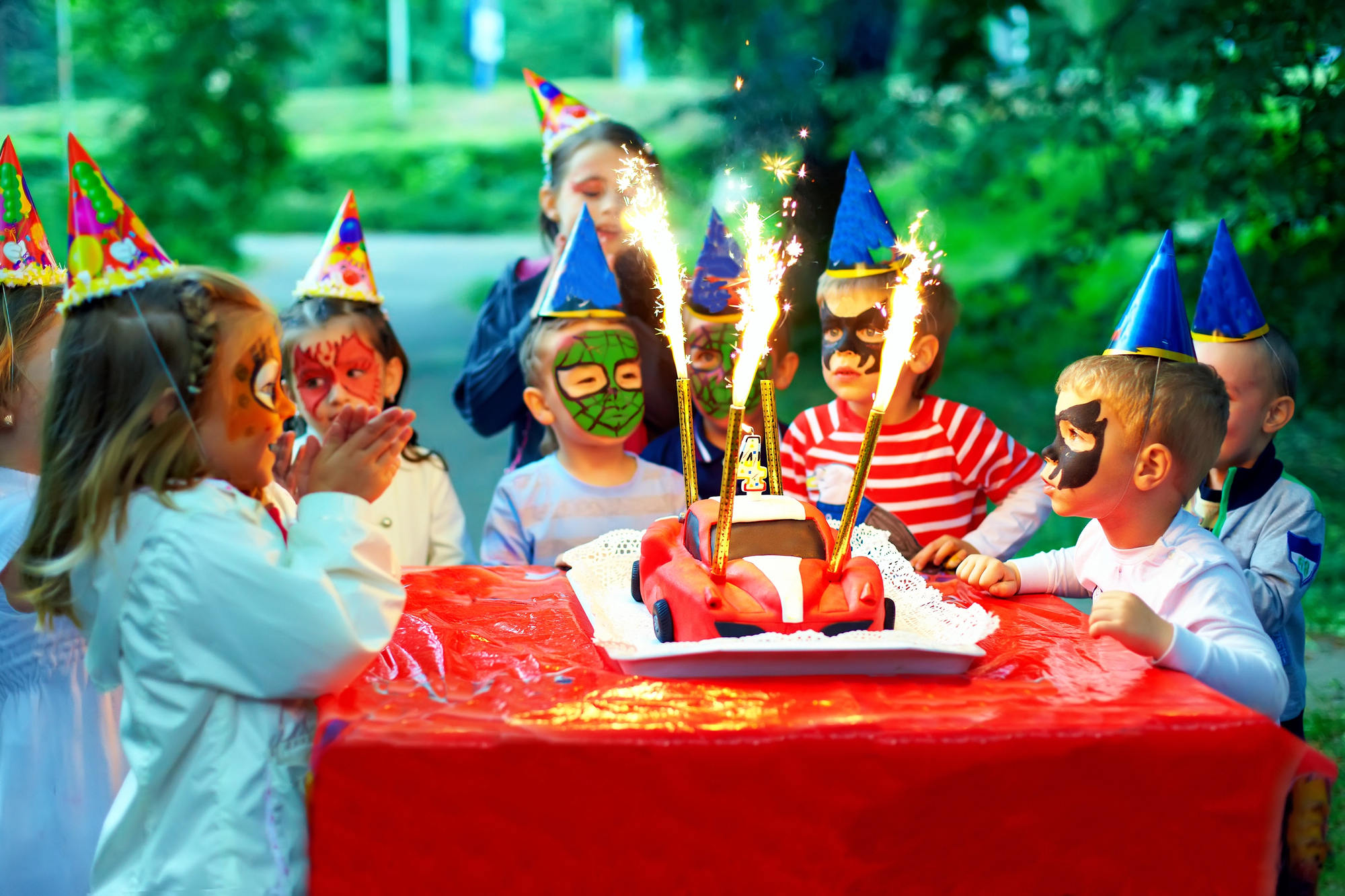 Zauberhaft unterwegs: Hexenkostüme für Halloween, Fasching & Kindergeburtstag Kindergeburtstag Zauberwald / ©olesiabilkei/depositphotos.com