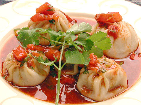 Momos, Dal Bhat & Co.: Eine kulinarische Reise durch Nepal Momo in Tomatensosse