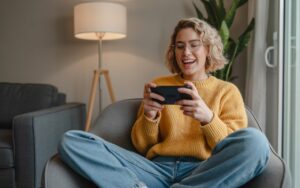 Junge Frau beim Mobile Gaming