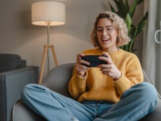 Junge Frau beim Mobile Gaming