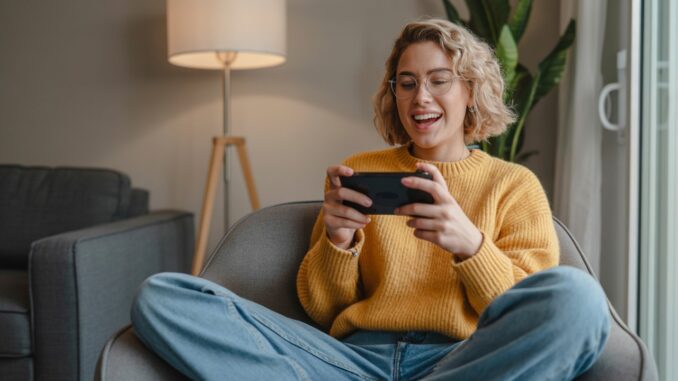 Junge Frau beim Mobile Gaming