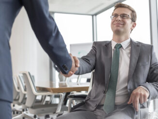 Chef entschultigt sich beim Mitarbeiter