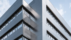 Fassade aus korrosionsbeständigen Alu Profilen 